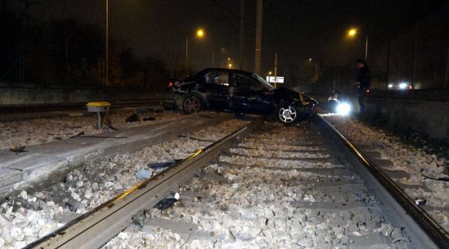 Otomobil, bariyerleri aşıp metro hattına girdi