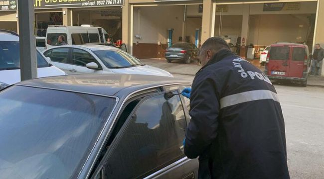 Otomobilden hırsızlık yapan şüpheli, site bekçisine kendi aracını ittirdi