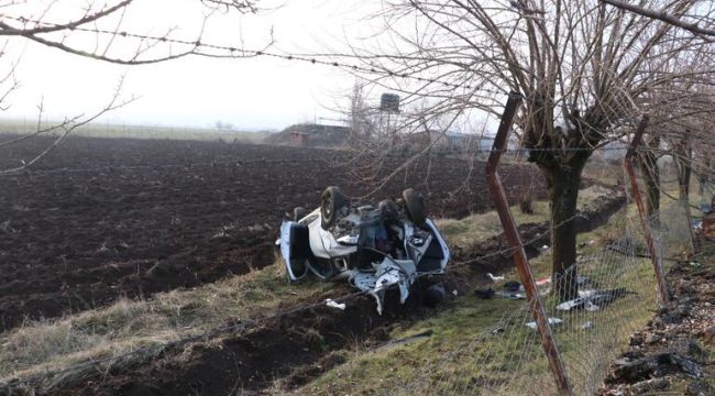 Otomobilin çarptığı hafif ticari araç şarampole yuvarlandı