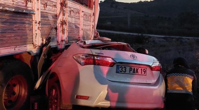 Otoyolda karşı şeride geçen kamyon, otomobille çarpıştı