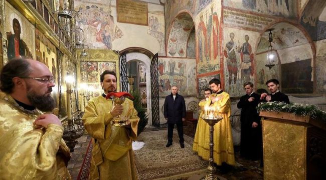 Putin, Kremlin’deki katedralde tek başına Noel ayinine katıldı