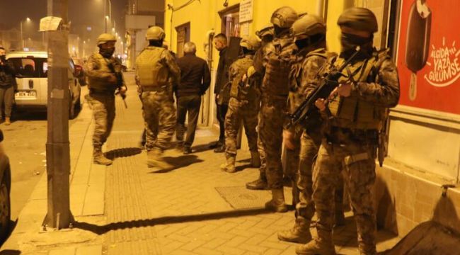 Sokakta çiğköfteciyi vuran silahlı saldırgan, saklandığı çatıda yakalandı