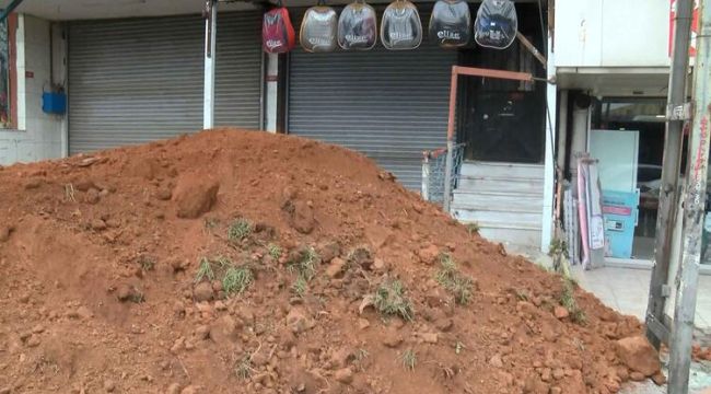 Sultanbeyli'de kiracısını çıkaramayınca dükkan önüne toprak döktürdü