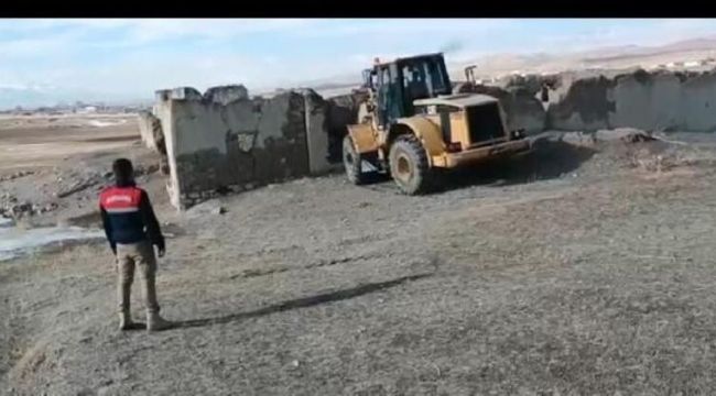 Van'da kaçak göçmenlerin barındığı 47 'şok ev' yıkıldı