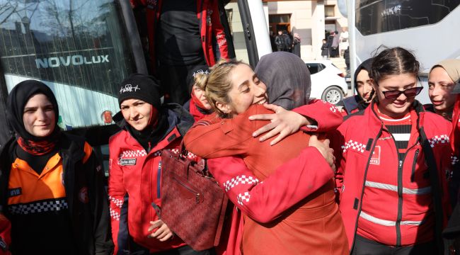 222 saat sonra gelen inanılmaz kurtuluşun kahramanları gözyaşlarıyla karşılandı