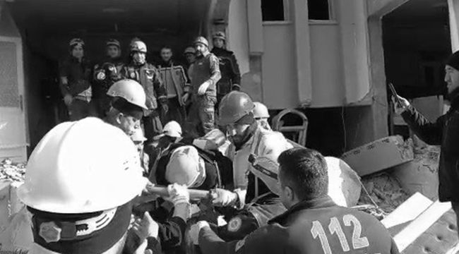 80 yaşındaki Abdurrahman amca enkazdan sağ çıkarıldı