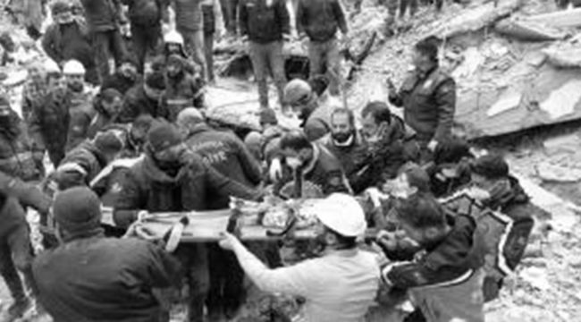 99 saat enkaz altında kalan anne ve kızı kurtarıldı