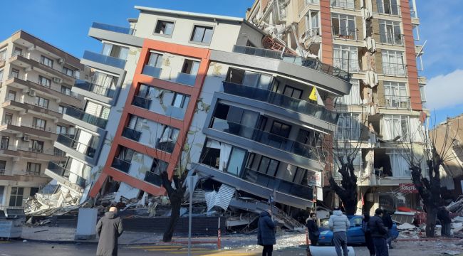 Ailesi enkaz altında kalan adam konuştu