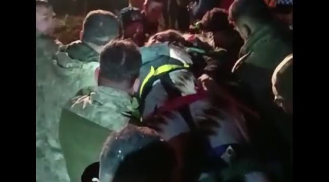 AKS ekipleri aynı binanın enkazından 3 kişiyi kurtardı