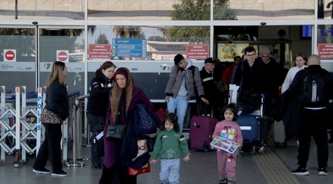 Antalya depremzedeleri ağırlamaya devam ediyor