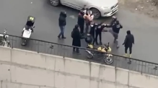 Bakırköy'de tekmeli yumruklu yol kavgası