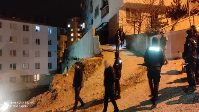 Başkent'te istinat duvarı çöktü, 2 apartman tahliye edildi