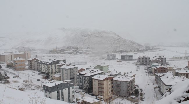 Bayburt'ta kar yağışı ve dondurucu soğuklar etkili oluyor