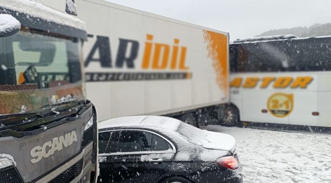Bolu'da kar yağışı sebebiyle kayganlaşan yolda 6 araç zincirleme kazaya karıştı