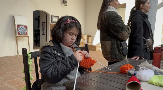Bütün ilçe toplandı çorap örüyor