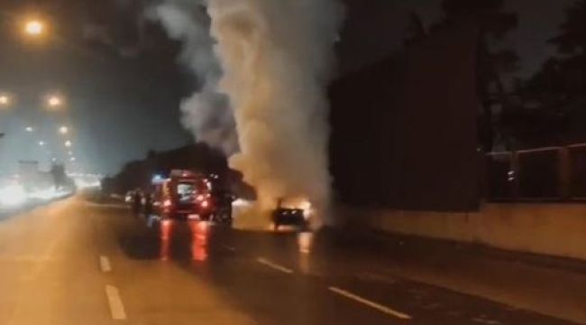 Çekmeköy’de seyir halindeki otomobil alev alev yandı