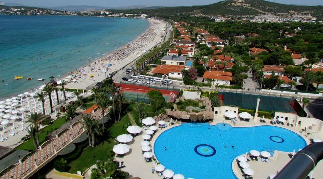 Çeşme'deki otelciler depremzedelerin istihdamı için harekete geçti