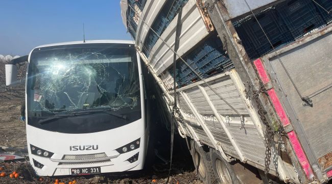 Cezaevi aracıyla kamyon çarpıştı