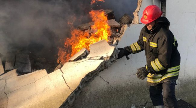 Cizre'de bir fabrika küle döndü