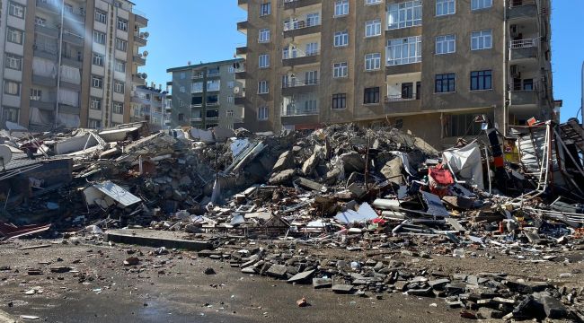 Çökme tehlikesi olan apartman yıkıldı