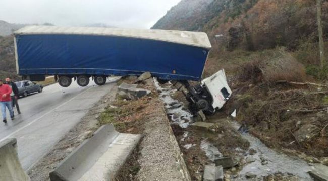 Çorum'da TIR, beton bariyere çarptı