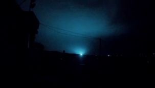 Deprem anında mavi ışıklar dikkat çekti
