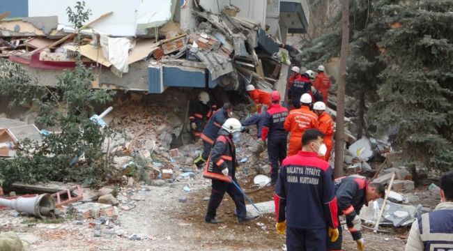 Depremde enkaz altında kalan Kur'an kursu hocasının cansız bedenine ulaşıldı