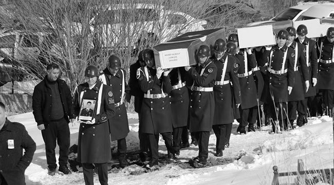 Depremde enkaz altında kalan Vanlı Uzman Çavuş ve ailesi gözyaşları içerisinden toprağa verildi
