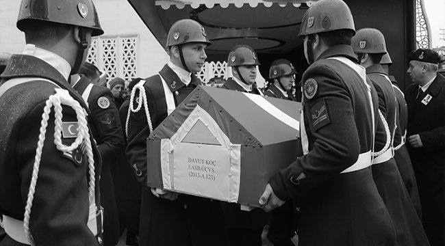 Depremde hayatını kaybeden astsubay, kızı ve annesi son yolculuklarına uğurlandı