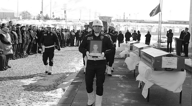 Depremde ölen polis, eşi ve 2 çocuğu Niğde’de toprağa verildi