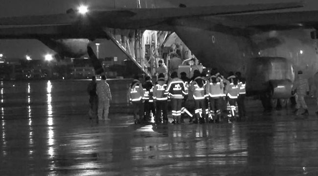 Depremde yaralanan 44 kişi askeri uçakla İstanbul’a getirildi