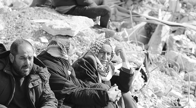 Depremde yıkılan binalar önünde umutlu bekleyişler devam ediyor