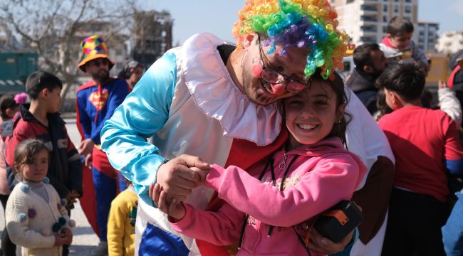 Depremi yaşayan çocuklara moral oldular