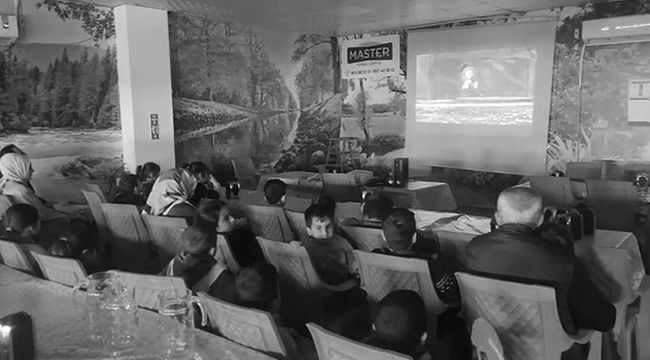 Depremzede çocuklara çizgi film izletildi