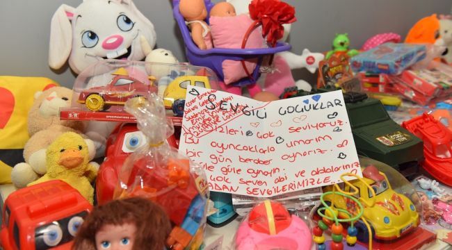Depremzede çocuklara oyuncak morali