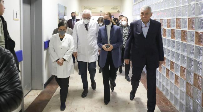 DEÜ Rektörü Hotar'dan Depremzede Yaralılara Moral Ziyareti