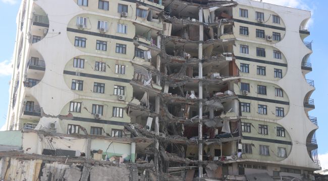 Diyarbakır’da 3 noktada enkaz çalışmaları devam ediyor