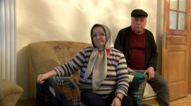 Dua ve yardım bahanesiyle girdikleri evde yaşlı kadını soydular