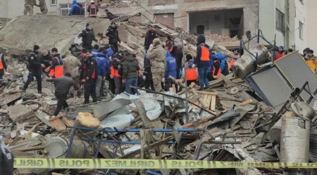 Elazığ'da 'Çöken bina altında 2 polis kaldı' iddiası