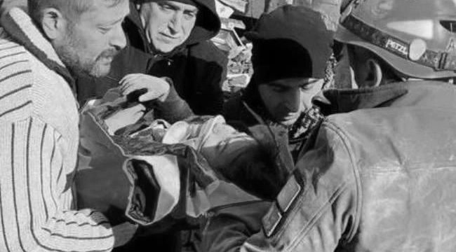 Enkaz altından birbirine sarılı olarak çıkarılan baba ve kızına acı veda