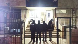 Enkazdaki demirleri çalan 2 kişi tutuklandı