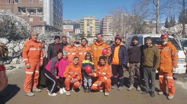 Enkazdan sağ kurtarılan Beren Dalkıran'ı Mehmetçik ziyaret etti