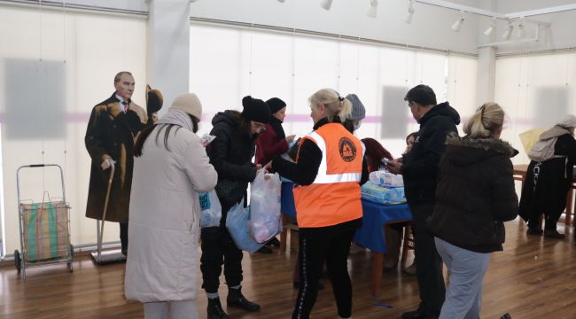 Foça depremzedelere yardım için kenetlendi