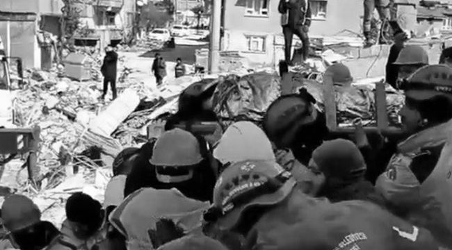 Hamile kadın 129 saat sonra enkazdan çıkartıldı