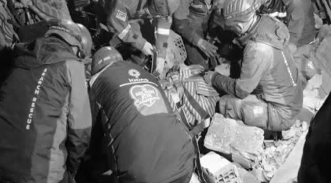 Hatay’da 65 saat sonra 10 yaşındaki Mehmet enkazdan sağ kurtarıldı