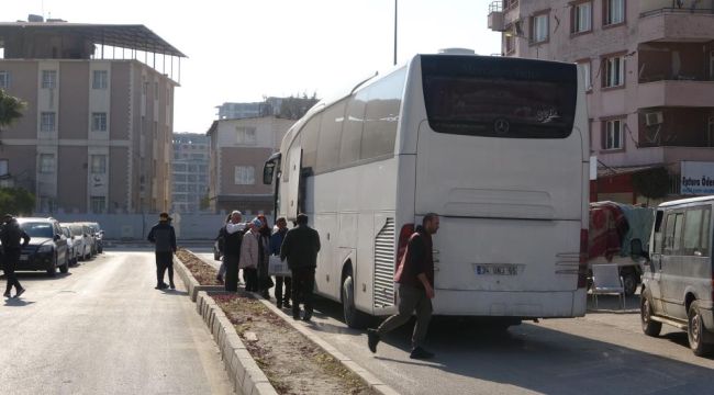 Hataylılar yerle bir olan şehirden otobüslerle terk ediyor