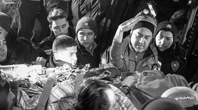Hatice depremden 92 saat sonra kurtarıldı el sallayarak çıktı