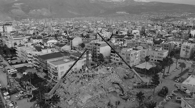 İskenderun Limanı'ndaki yangının soğutma çalışmaları karadan ve denizden devam ediyor