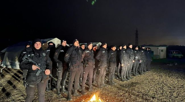 İstanbul polisi 3 yaşındaki kız çocuğunu enkazdan çıkardı