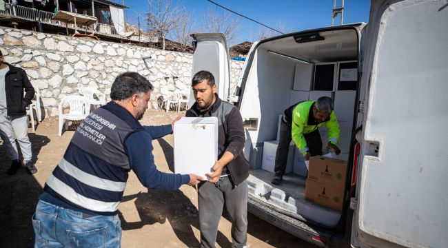 İzmir Büyükşehir Belediyesi Adıyaman’ın köylerine her gün sıcak yemek ulaştırıyor